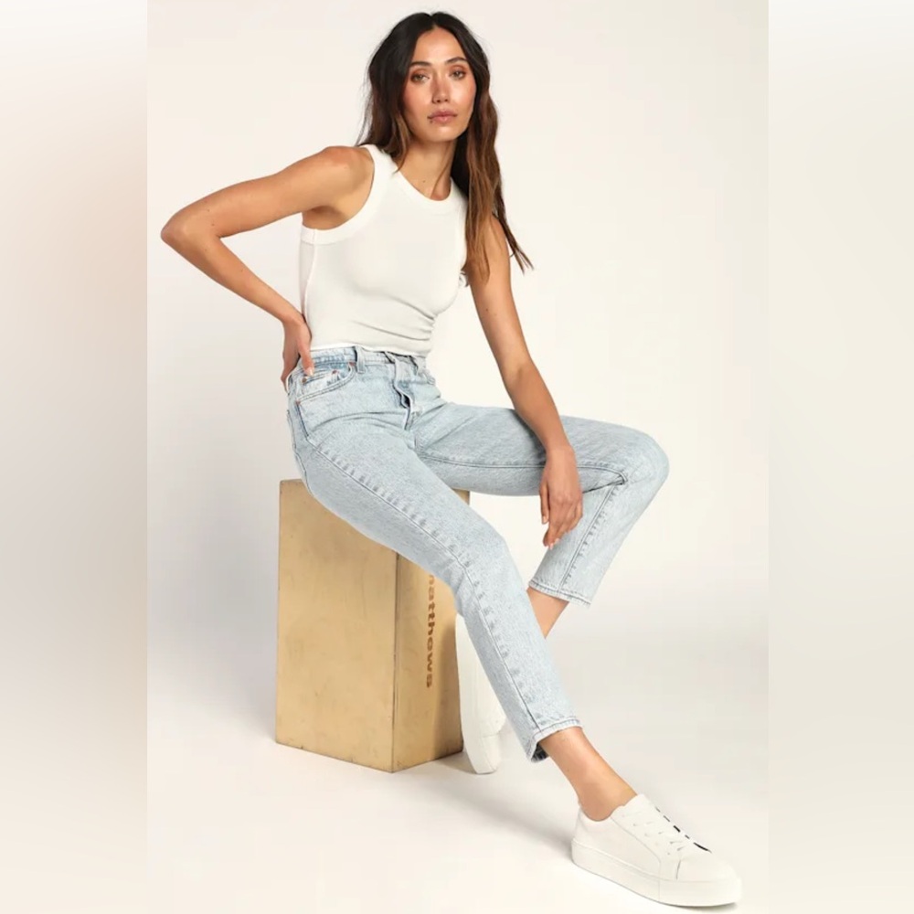 Levi’s Wedgie Fit Cropped Jeans Light Wash Distressed Button Fly Size 31